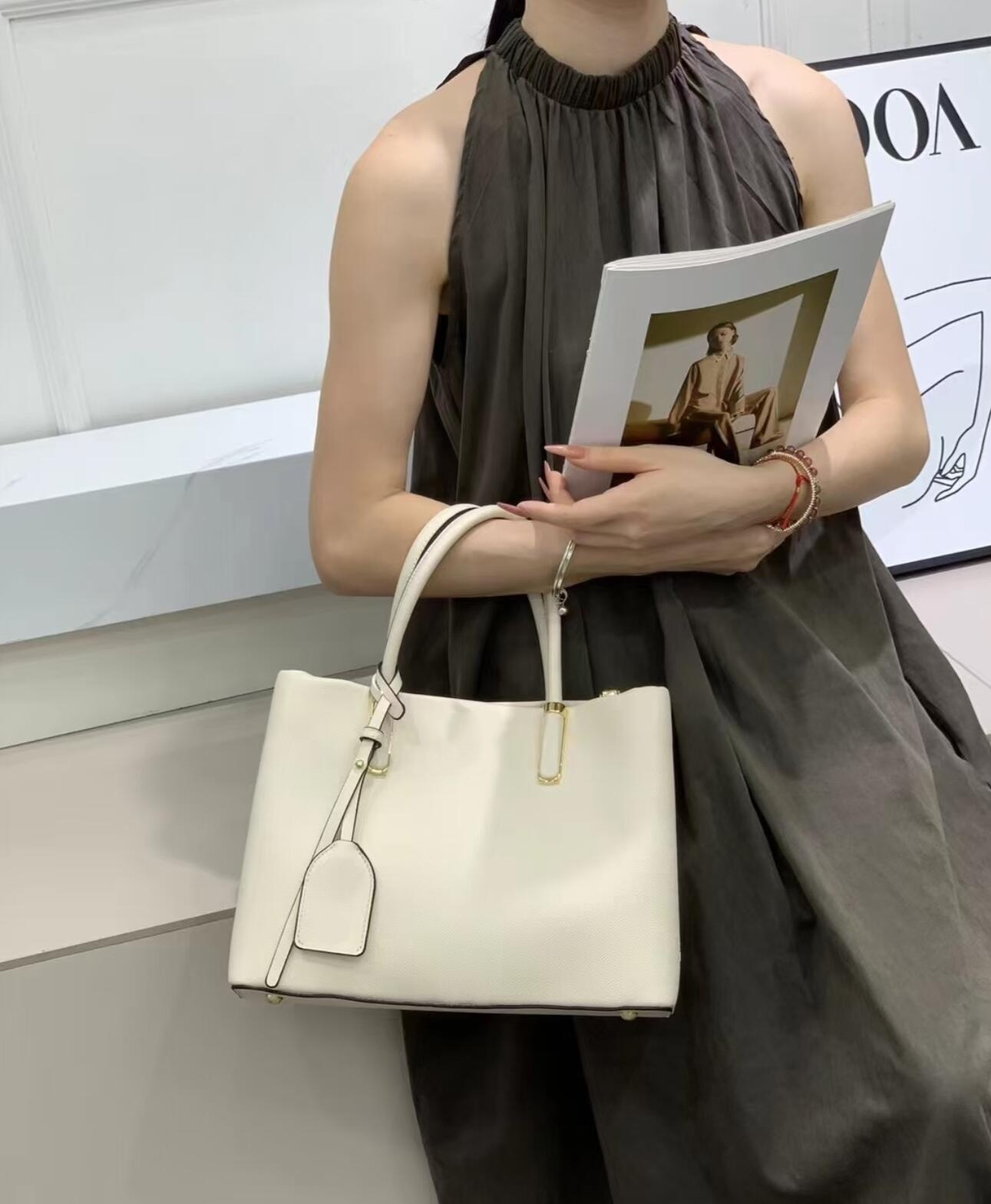 Chic Black Grained Leather Sat – Women Bags Prada Bewertung und Preis