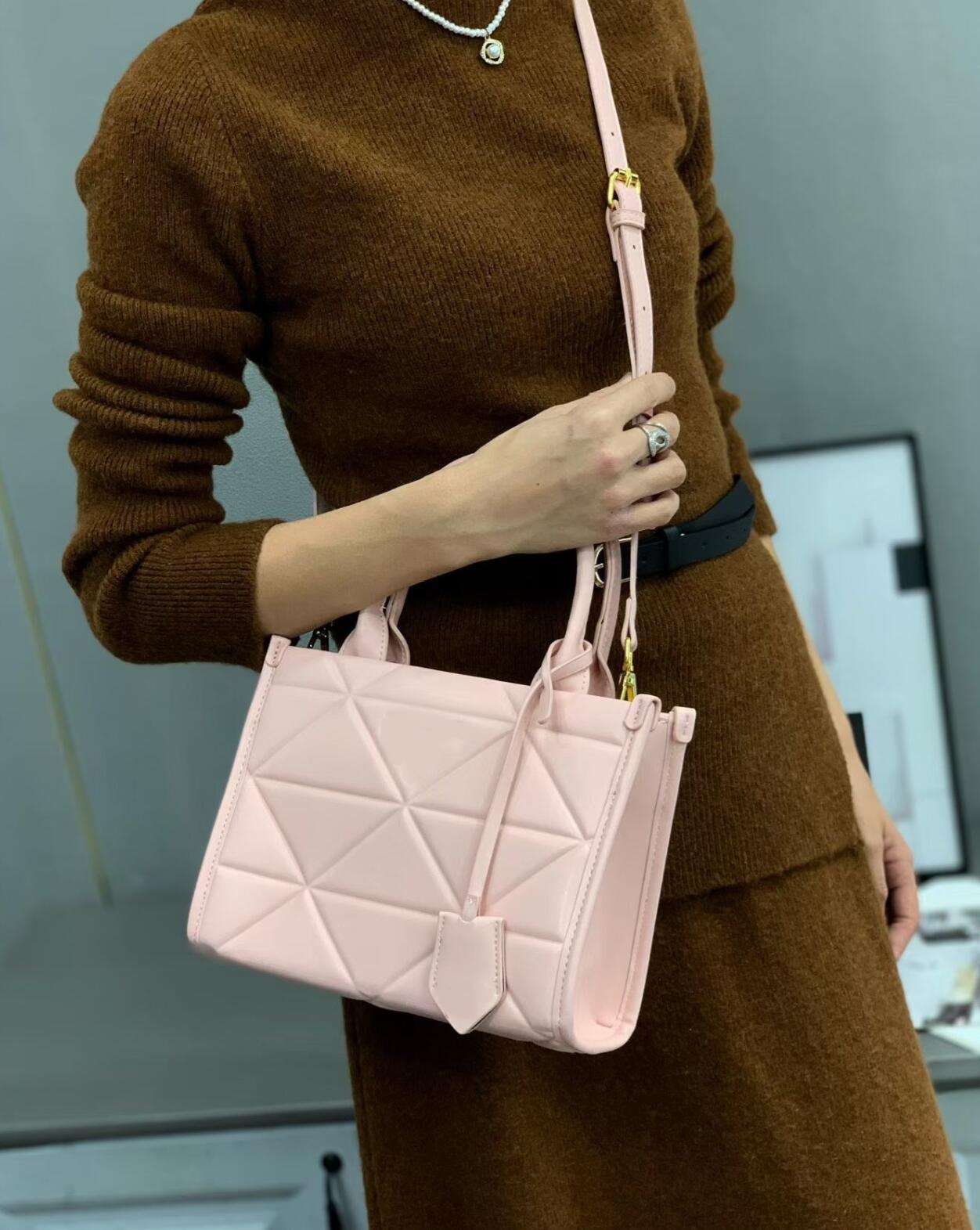 Black Grained Leather Top Hand – Women Bags Prada Bewertung und Preis